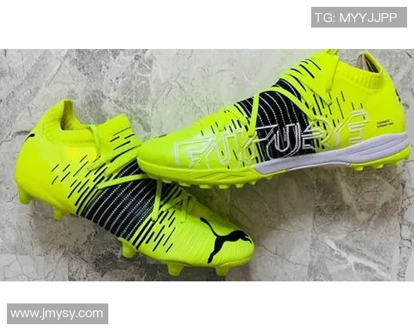 选择适合足球前锋的最佳足球鞋提升你的比赛表现与射门精准度